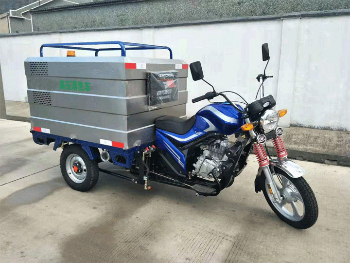 三轮摩托冲洗车.gif