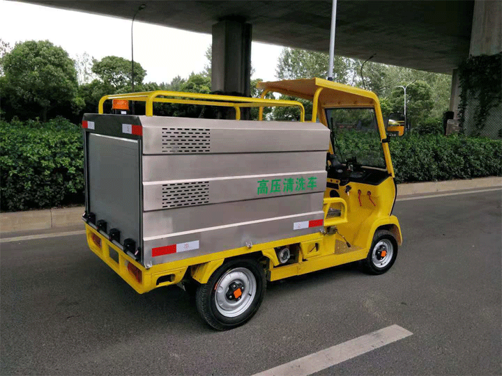 小型四轮冲洗车.gif 小型四轮冲洗车.gif