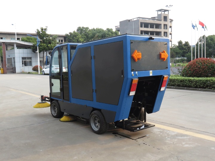 多功能电动清扫车.jpg 多功能电动清扫车.jpg
