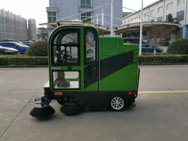 三轮封闭扫地车.gif 三轮封闭扫地车.gif