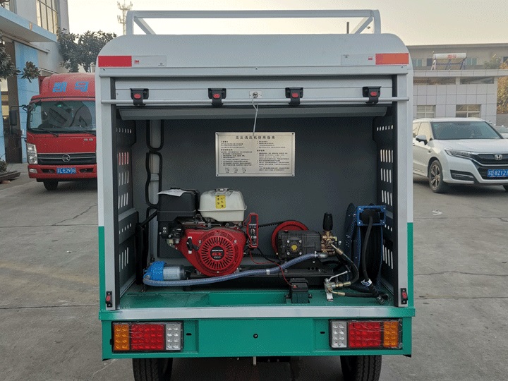 多功能高压清洗车.jpg 多功能高压清洗车.jpg