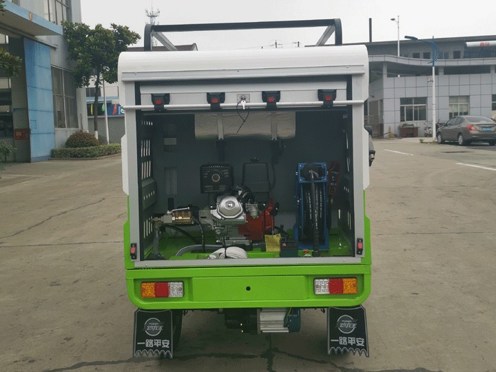 路面高压冲洗车.jpg 路面高压冲洗车.jpg